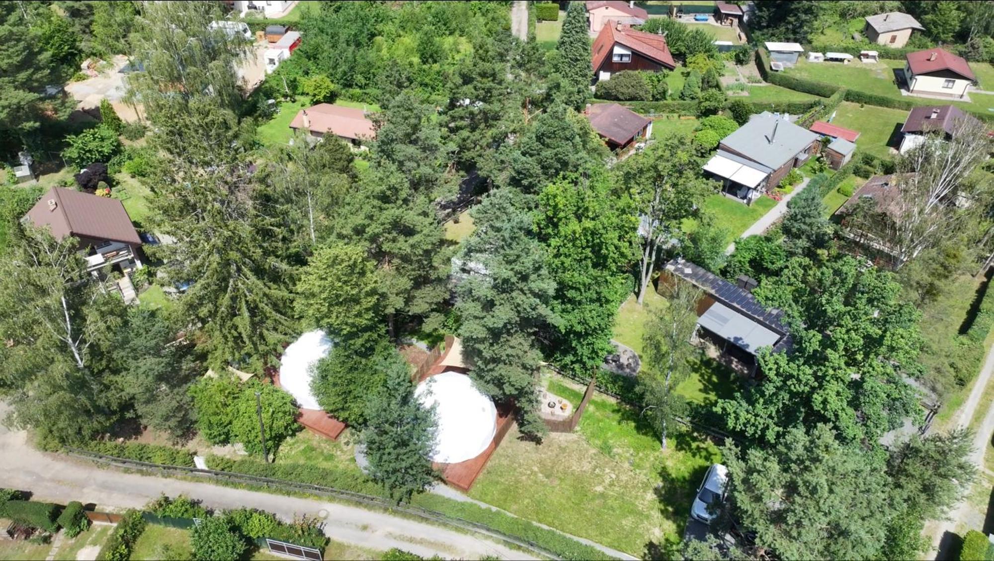 Hotel Tiche Misto Glamping Slapy  Zewnętrze zdjęcie
