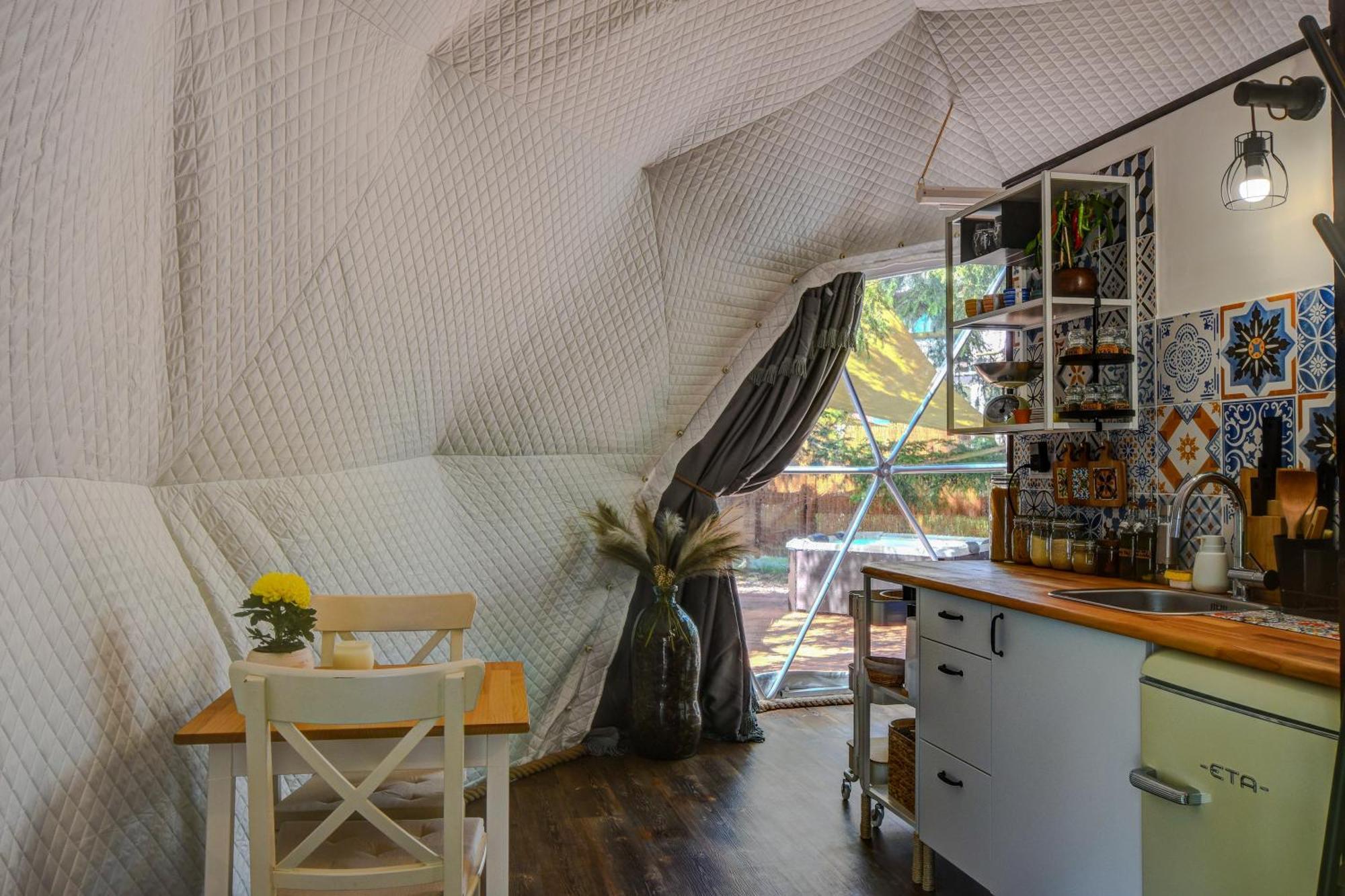 Hotel Tiche Misto Glamping Slapy  Zewnętrze zdjęcie